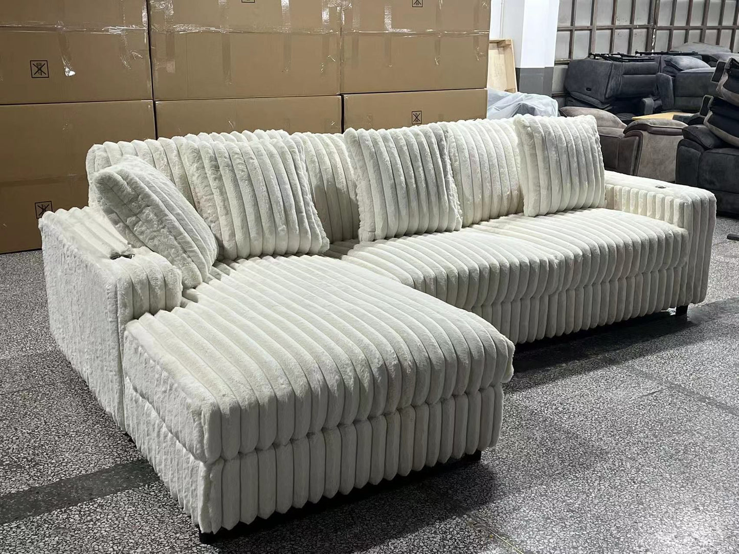 Cozy 1 chaise Sectional Cream color (out of state)